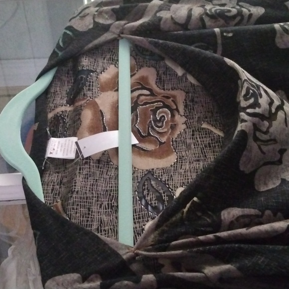 Kokomo Women's NWT shawl beautiful!  One size fits all. - Picture 12 of 12